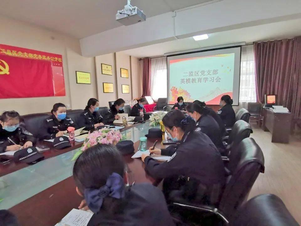 花群中的女孩